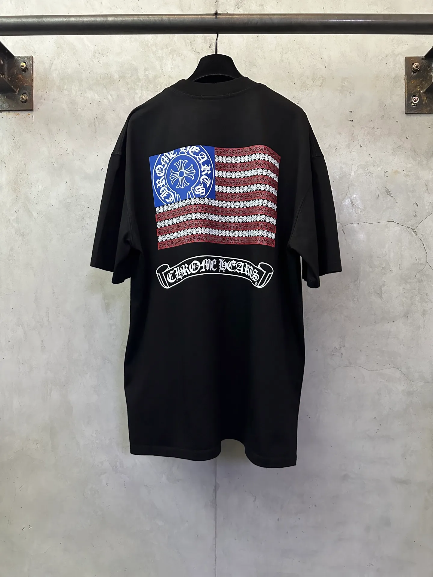 P260 Chrome Hearts 25ss Sanskrit flag printed round neck short-sleeved T-shirt. Fabric is high-definition and super heavy. Cotton double yarn compact Xinjiang cotton. Weight 400g. Paired with 2*2 Salona ribs. 420g. Clean cloth. Clear texture. Tight feel. Stiff. High color fastness. No deformation. No discoloration. Customized hardware. Threads. Accessories. Alignment. Uniform for men and women. -Color: Black White -Size: XS S M L XL